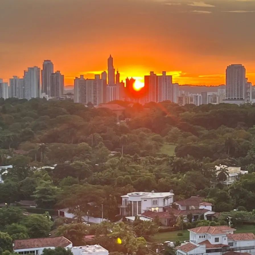 My photo of Panama City at sunset, cut to Bluesky's avatar (1,000 × 1,000)
