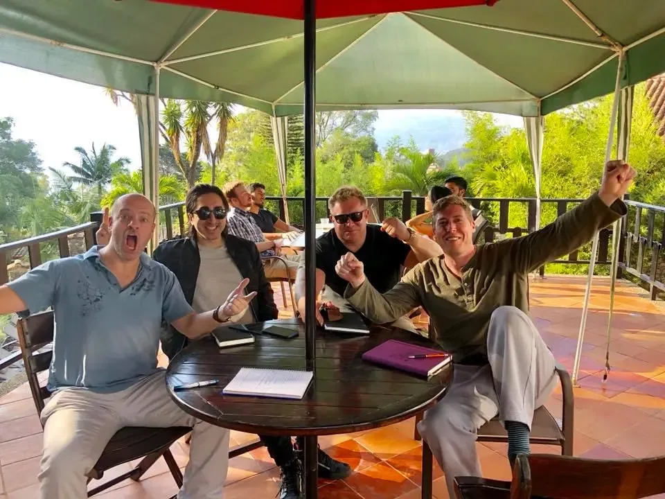 How to build relationships with influencers - Network at masterminds in Medellin Colombia - Navid Moazzez