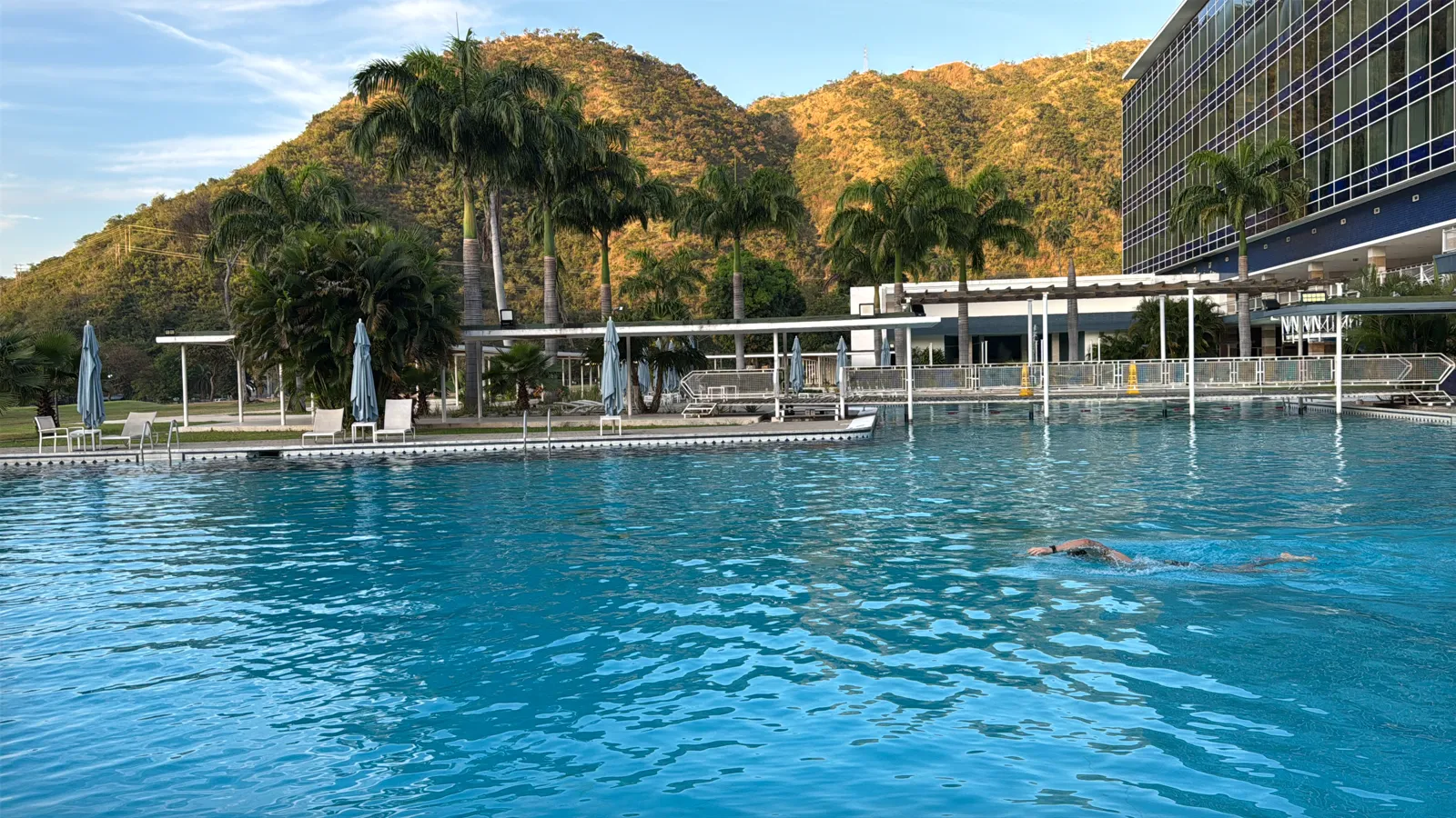 The pool, the hotel and the mountains