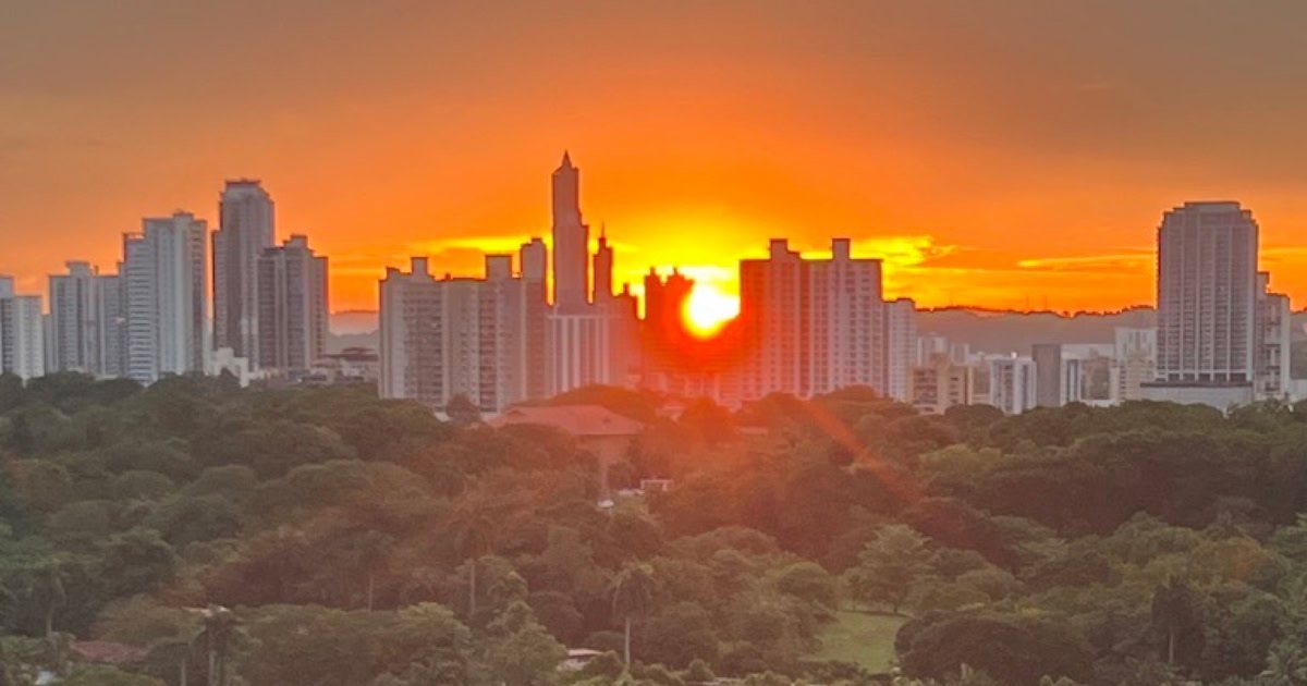 My photo of Panama City at sunset, cut to Facebook's link image, 1.91:1 (1,200 × 630)
